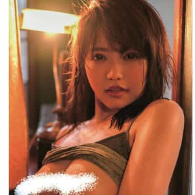 日本のAV女優、富安レオナのペーパーバックアダルト写真集