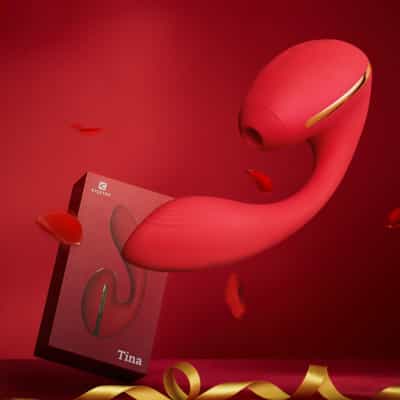 キスおもちゃティナはバイブレーターを吸ってオーガズムを温めます