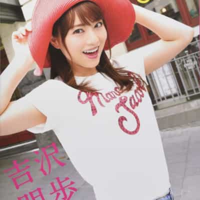 日本のAV女優吉沢明歩の笑顔の大きな大人の写真集